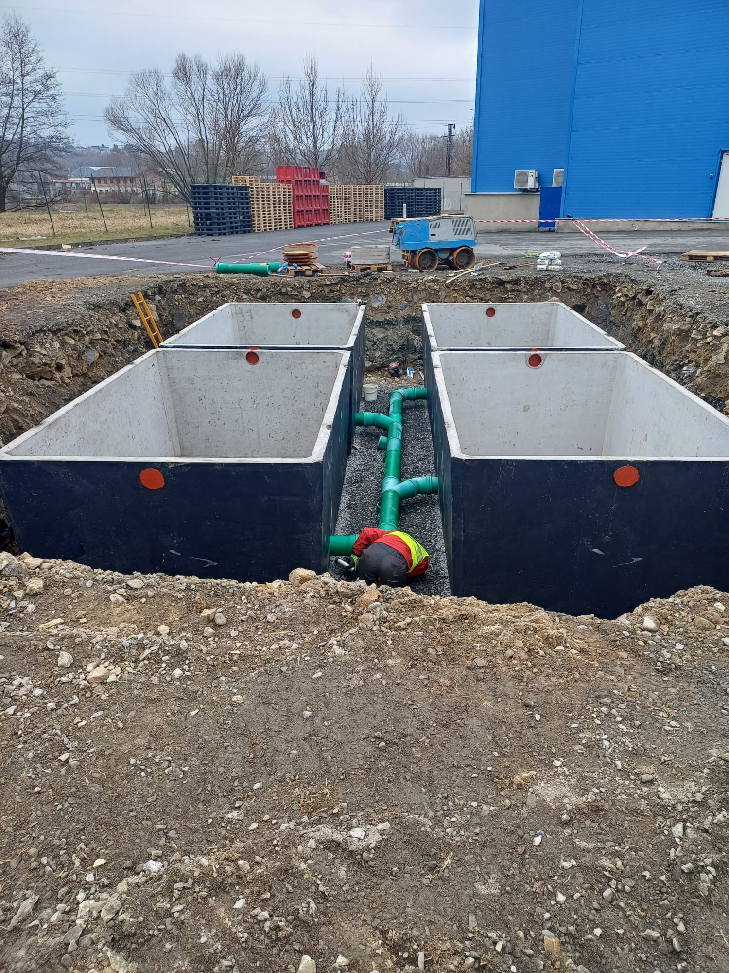 betonowe zbiorniki na szambo w wykopanym dole