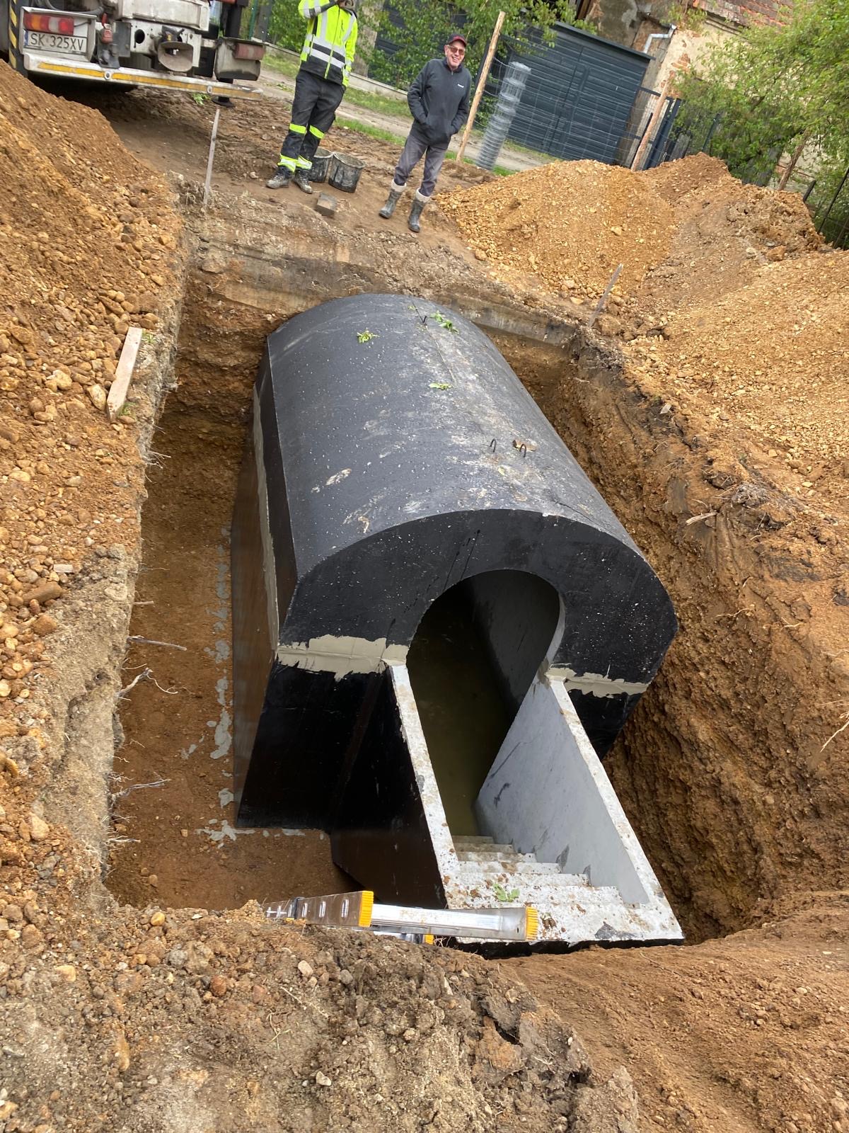 betonowa piwniczka w wykopie w ziemi