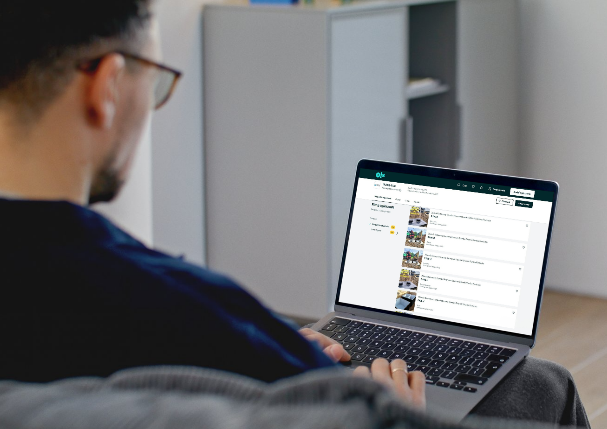 PHOTO-2025-03-11-19-16-37 mężczyzna z laptopem, na którym ogląda profil Mysłek Zbiorniki Betonowe na OLX