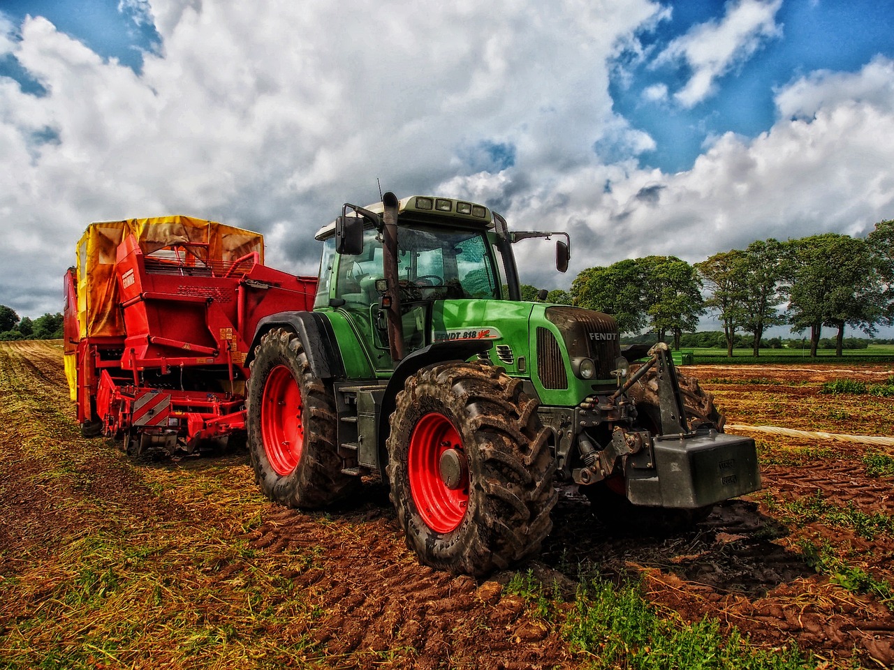 PHOTO-2025-03-11-19-16-37 traktor na polu