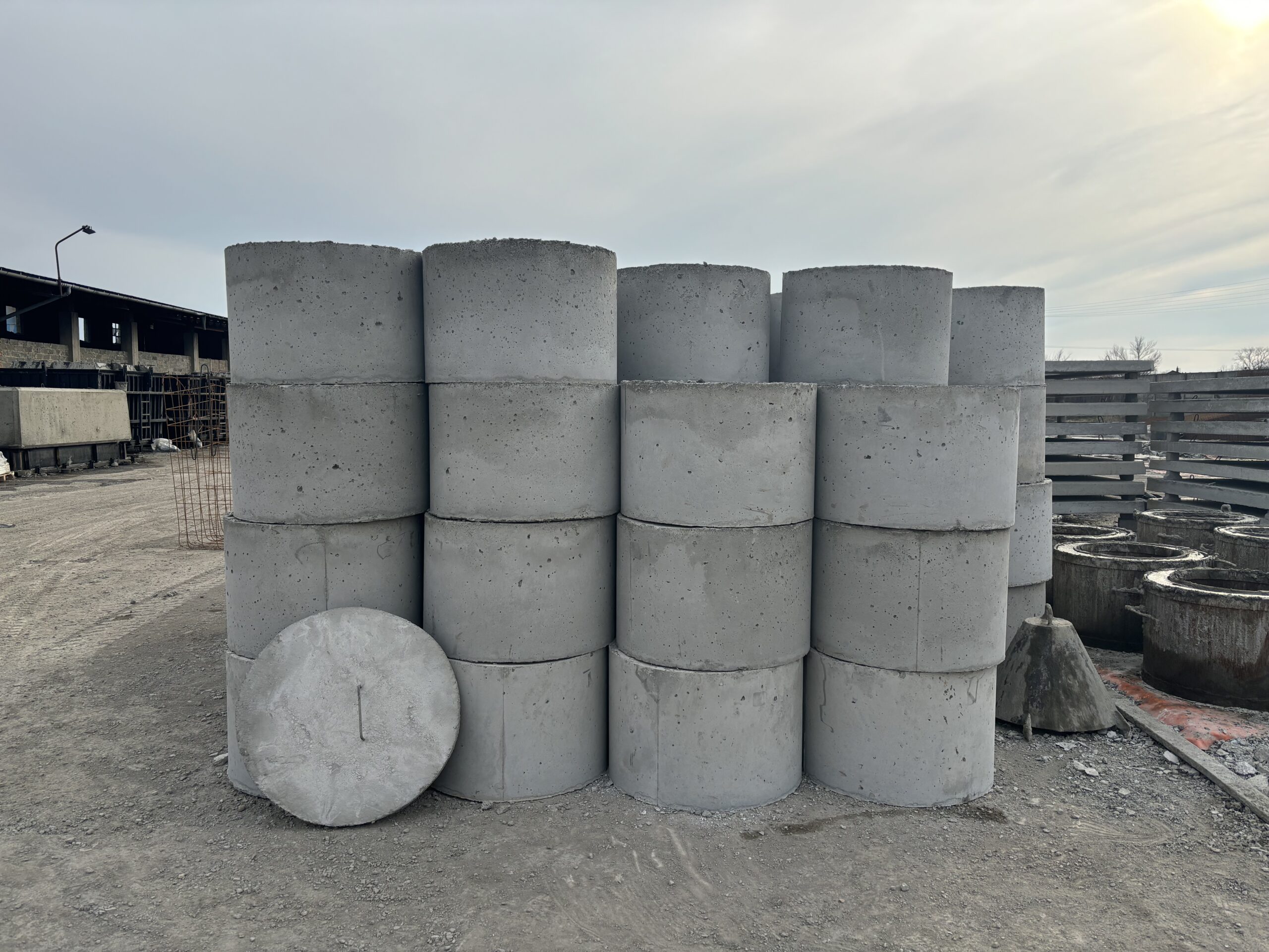 PHOTO-2025-03-11-19-16-37 betonowe elementy szamba