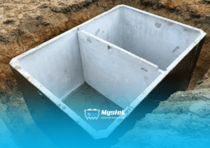 Cena szamba betonowego – od czego zależy i jak wybrać właściwy zbiornik?